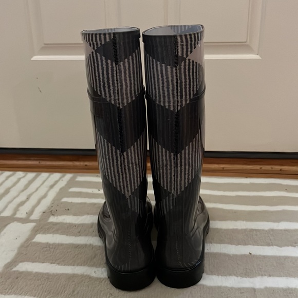 Authentic Burberry rain boots - Picture 3 of 4